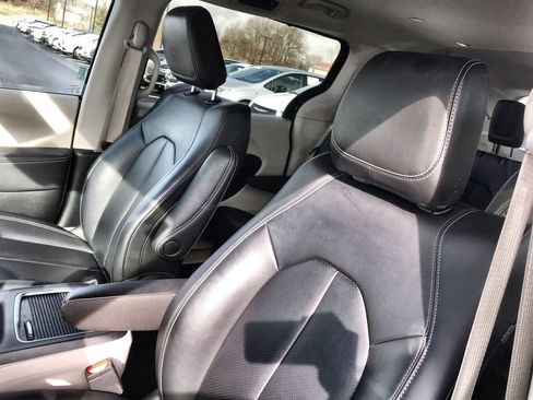 Used 2024 Chrysler Pacifica Touring-L FWD image 11