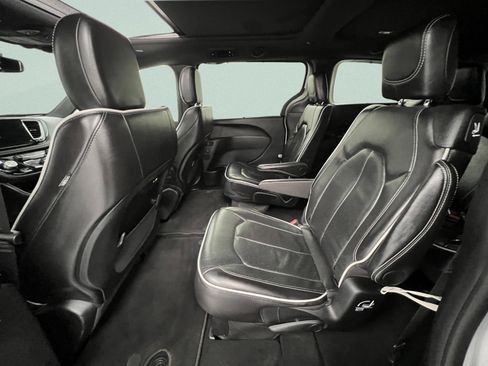 Used 2025 Chrysler Pacifica Limited FWD image 30