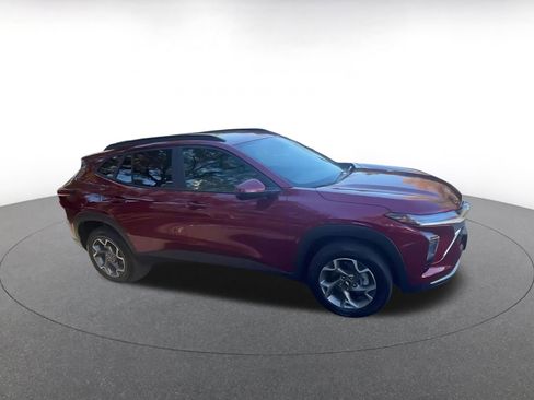 Used 2025 Chevrolet Trax LT image 2