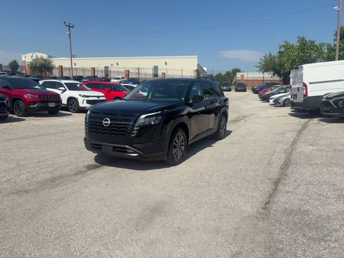 Used 2026 Nissan Pathfinder SV FWD image 6