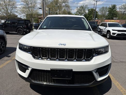 Used 2022 Jeep Grand Cherokee Laredo w/ Luxury Tech Group I AWD/4WD image 3