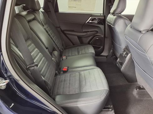 New 2025 Mitsubishi Outlander SE image 11