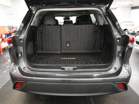 Used 2023 Toyota Highlander XLE AWD/4WD image 34