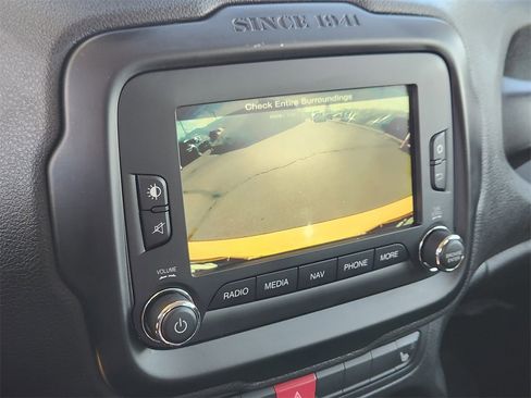 Used 2016 Jeep Renegade Trailhawk w/ Premium Trailhawk Package image 11