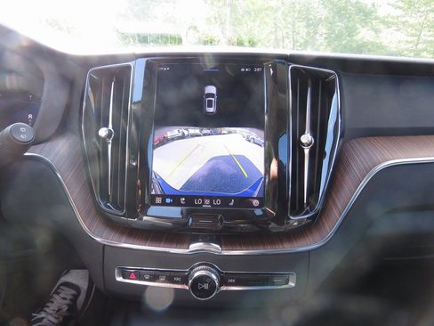 Used 2022 Volvo XC60 B5 Momentum image 26