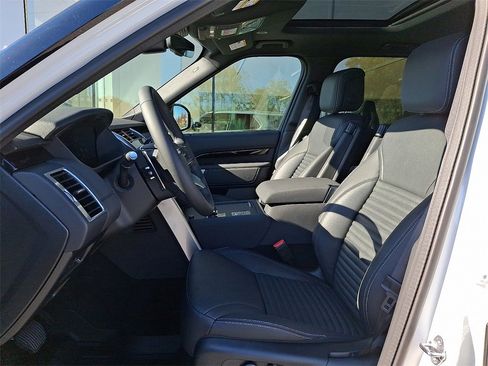 New 2025 Land Rover Discovery S image 9
