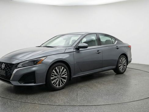 Used 2025 Nissan Altima 2.5 SV FWD image 3