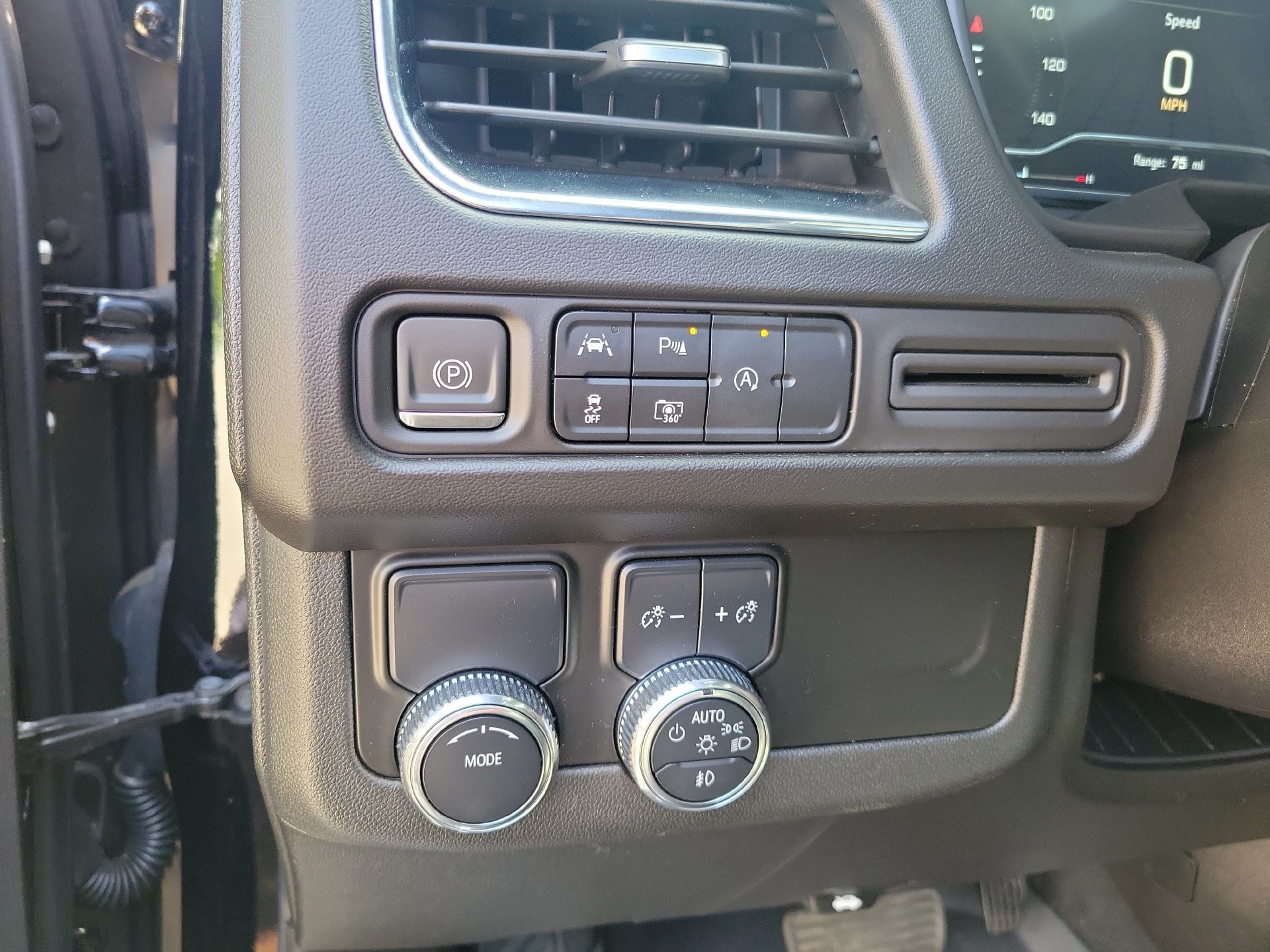 Used 2023 GMC Yukon SLT w/ SLT Premium Package RWD image 28