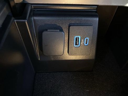 Certified 2022 Ford Explorer XLT w/ Equipment Group 202A image 22