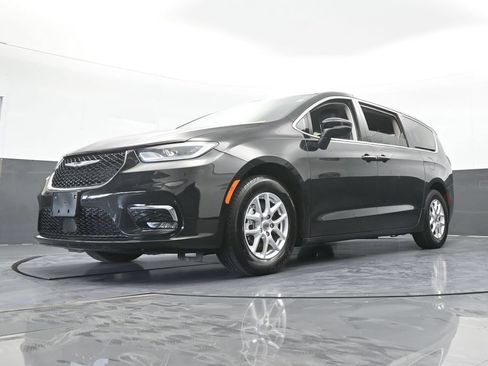 Used 2023 Chrysler Pacifica Touring-L FWD image 53