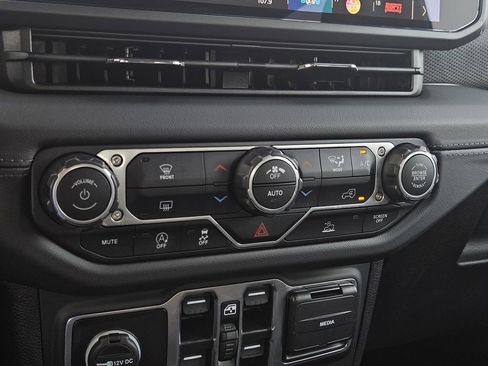 Used 2025 Jeep Wrangler Unlimited Rubicon image 21