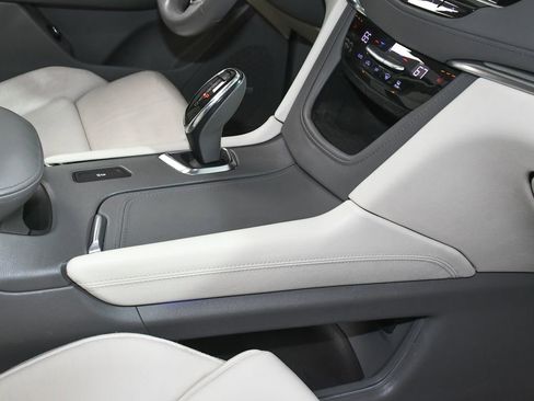 Used 2017 Cadillac XT5 Luxury image 47