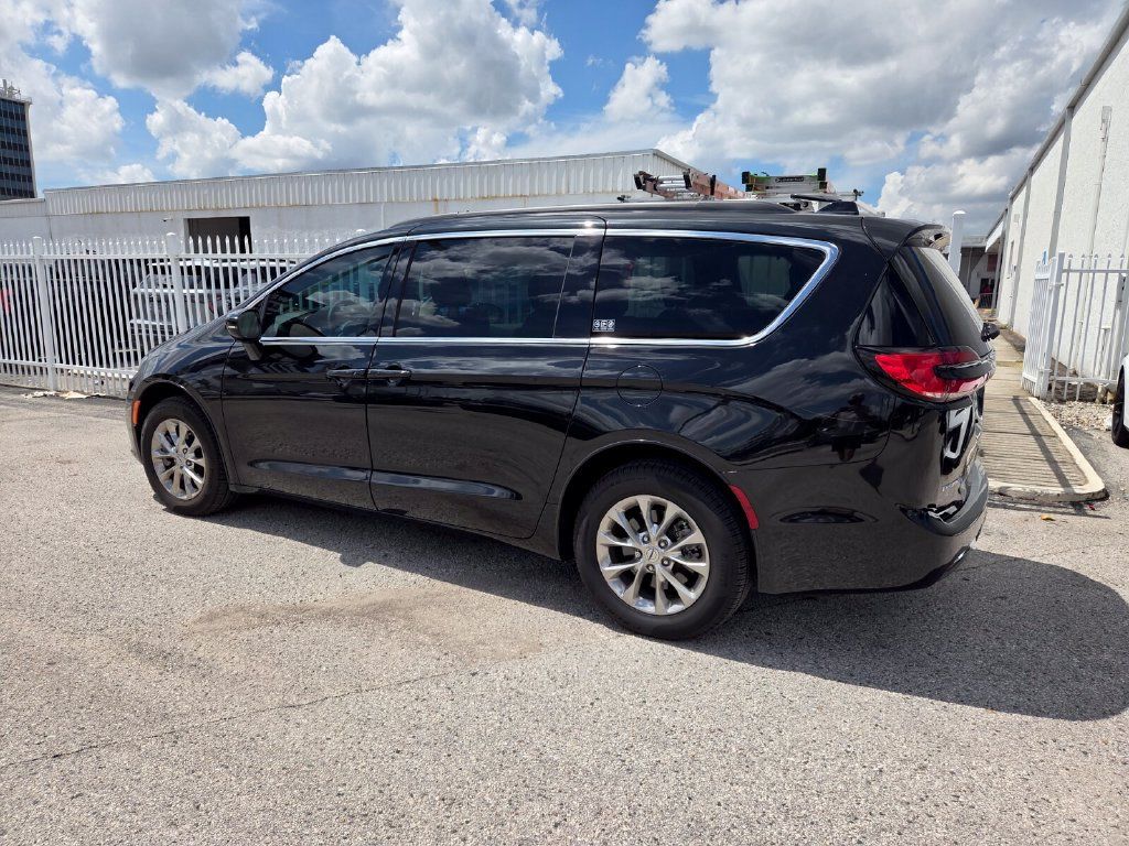 Used 2022 Chrysler Pacifica Touring-L AWD/4WD image 5
