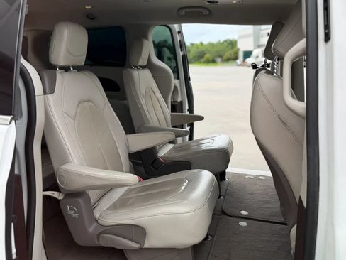 Used 2020 Chrysler Pacifica Touring-L FWD image 22