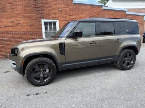 Used 2022 Land Rover Defender 110 SE AWD/4WD image 2