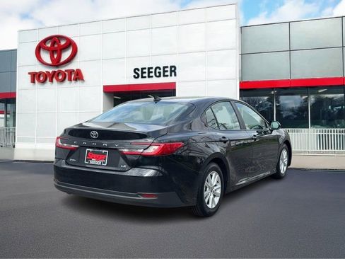 Used 2025 Toyota Camry LE image 3