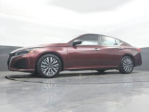 Used 2025 Nissan Altima 2.5 SV FWD image 23