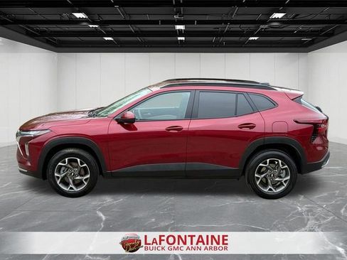 Certified 2025 Chevrolet Trax LT FWD image 2
