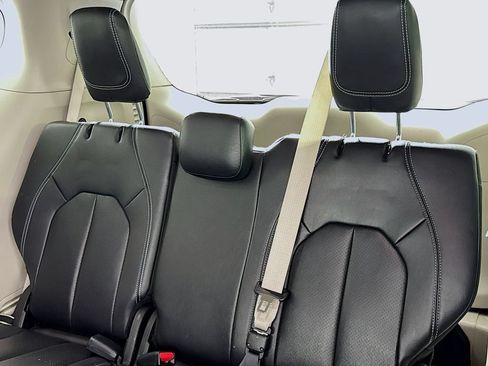 Used 2022 Chrysler Pacifica Touring-L FWD image 12