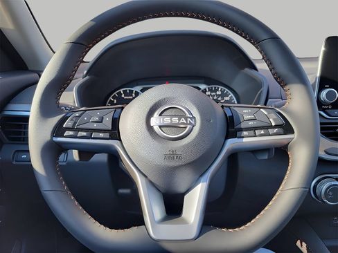 Used 2025 Nissan Altima 2.5 SR FWD image 16