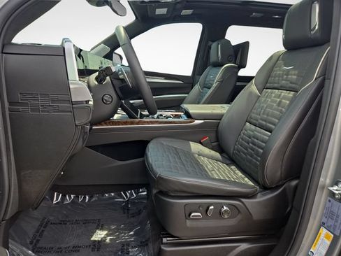 Used 2025 Cadillac Escalade ESV Sport Platinum w/ LPO, ONYX Package AWD/4WD image 18