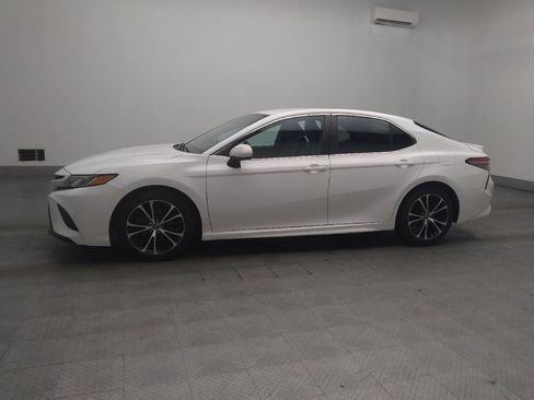 Used 2018 Toyota Camry SE FWD image 2