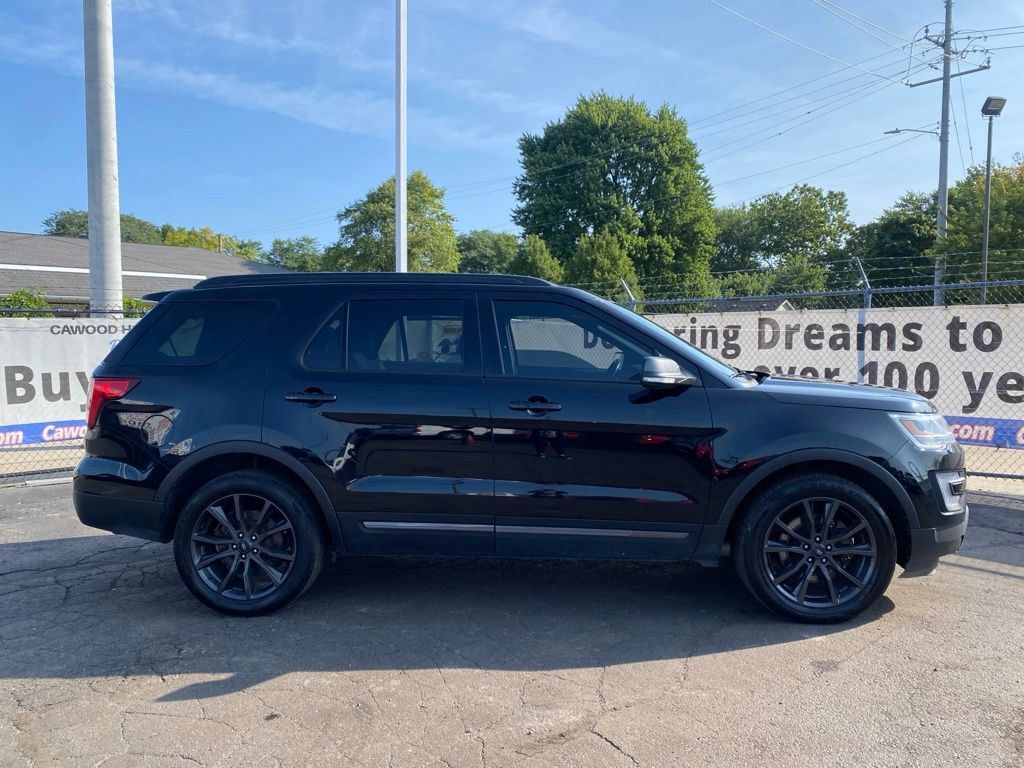 Used 2017 Ford Explorer XLT w/ XLT Technology Feature Bundle AWD/4WD image 2