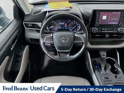 Used 2022 Toyota Highlander XLE AWD/4WD image 29