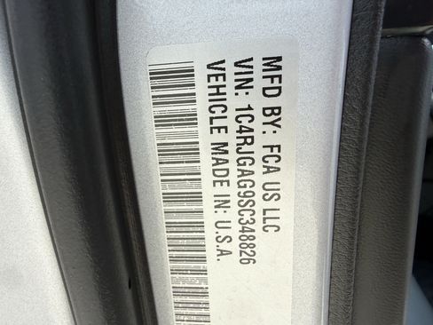 Used 2025 Jeep Grand Cherokee Laredo RWD image 35