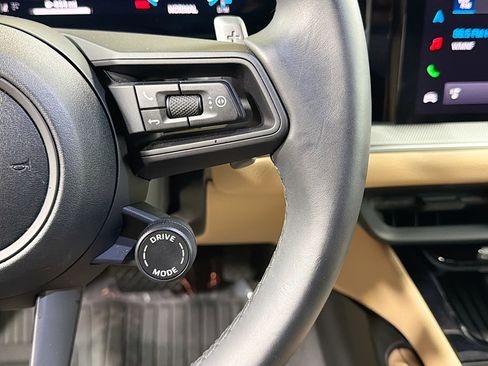 Used 2025 Porsche Cayenne image 37