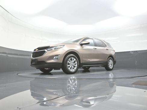 Used 2018 Chevrolet Equinox LT w/ Sun & Infotainment Package AWD/4WD image 11