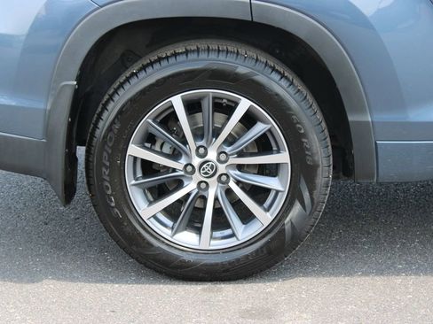 Used 2018 Toyota Highlander XLE AWD/4WD image 13