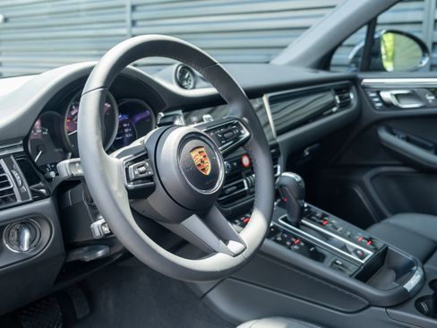 Certified 2025 Porsche Macan image 4