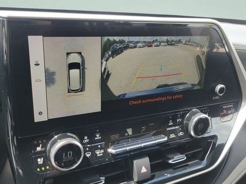 Used 2023 Toyota Highlander Platinum FWD image 17