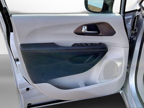 Used 2022 Chrysler Voyager LX image 25