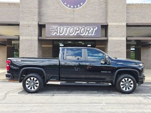 Used 2022 Chevrolet Silverado 2500 Custom w/ Custom Value Package AWD/4WD image 4