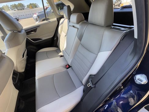 Used 2022 Toyota RAV4 XLE Premium image 17