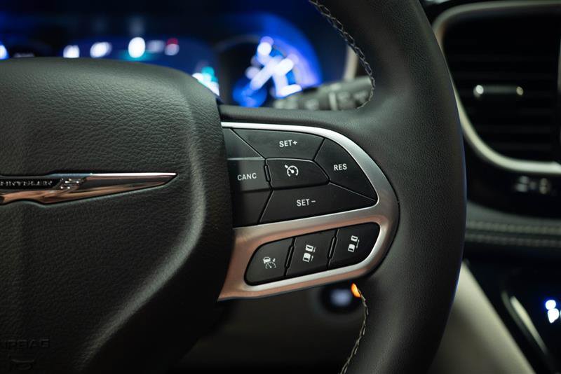 Used 2024 Chrysler Pacifica Limited FWD image 26