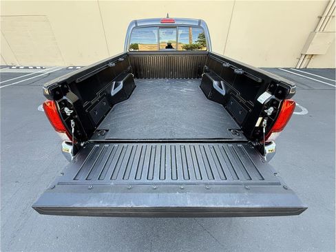 Used 2018 Toyota Tacoma SR5 AWD/4WD image 18