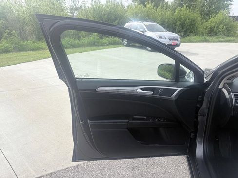 Used 2020 Ford Fusion SE FWD image 10