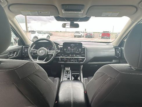 Used 2025 Nissan Pathfinder SV FWD image 28