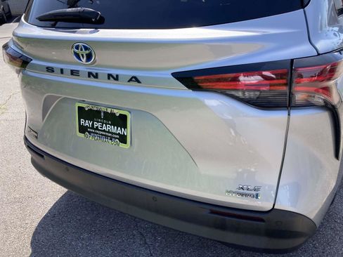 Used 2021 Toyota Sienna XLE w/ XLE Plus Package FWD image 4