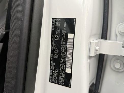 Certified 2023 Volvo XC60 B5 Ultimate w/ Climate Package image 24