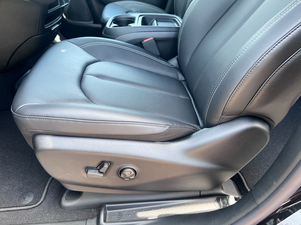 New 2027 Chrysler Pacifica Select w/ Family Tech Group FWD image 24
