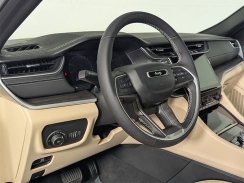 Used 2025 Jeep Grand Cherokee Limited image 11