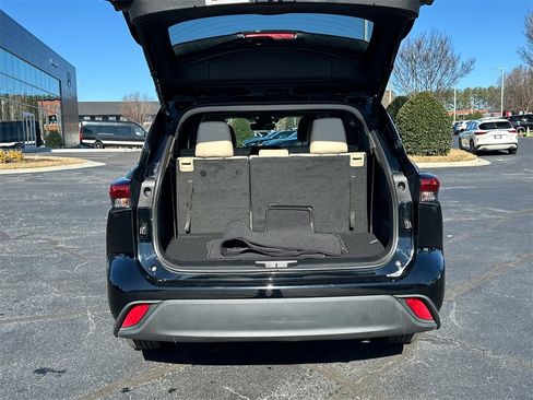 Used 2021 Toyota Highlander XLE image 18