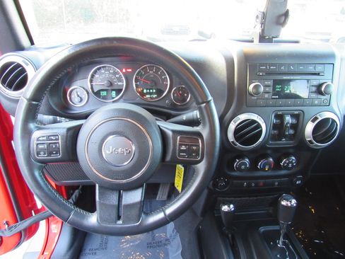 Used 2017 Jeep Wrangler Unlimited Sahara w/ Connectivity Group AWD/4WD image 14