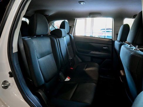Used 2014 Mitsubishi Outlander SE AWD/4WD image 25