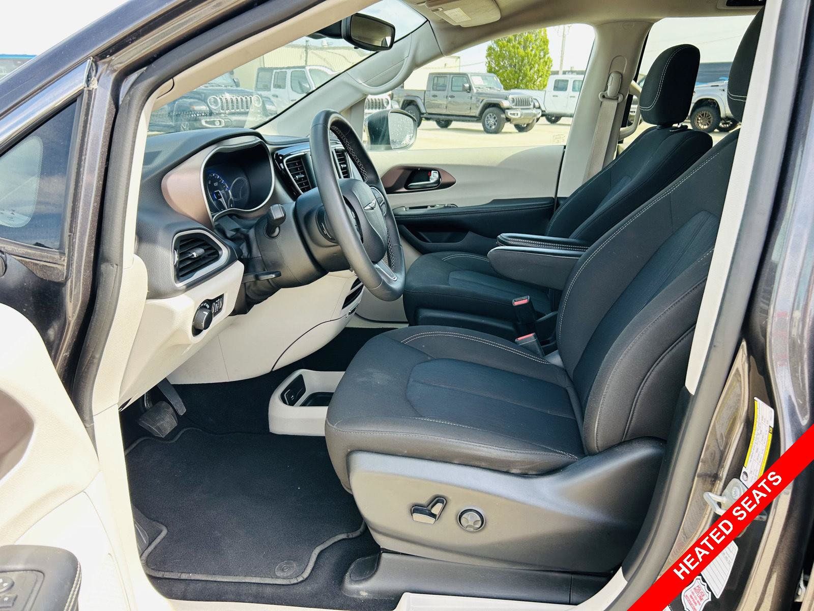 Used 2023 Chrysler Voyager LX FWD image 3