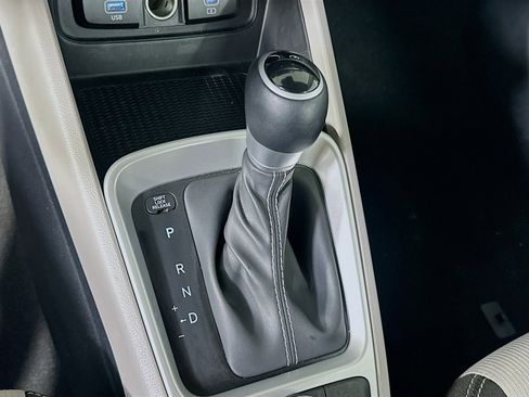 Used 2025 Hyundai Venue SEL image 24